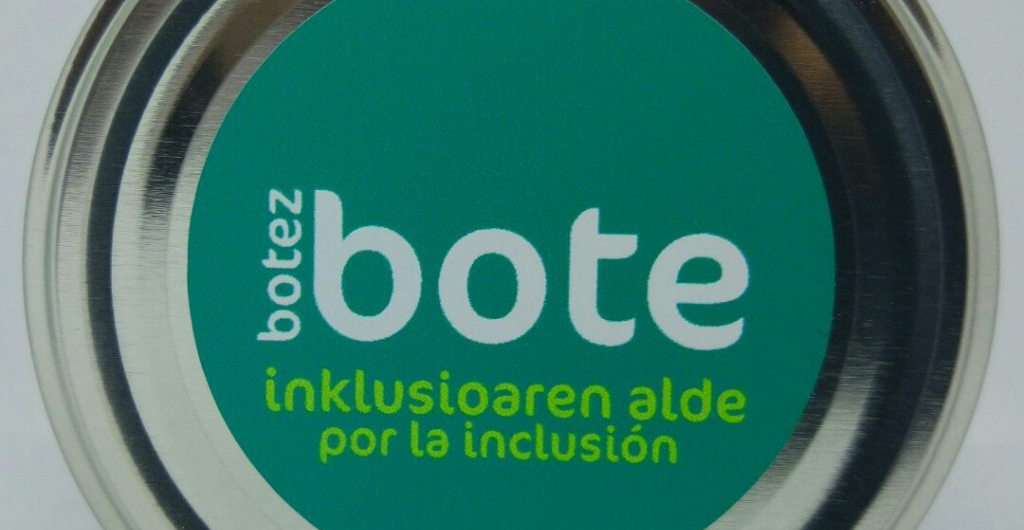 Imagen de una tapa de un bote donde pone 'Botez bote, inklusioaren alde, por la inclusión'.